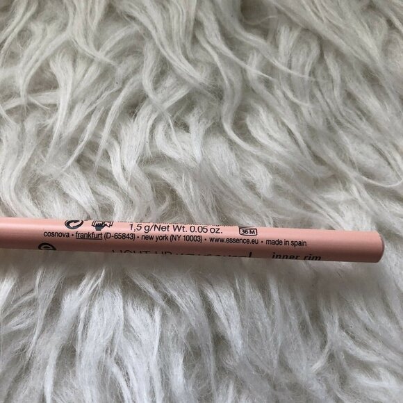 ESSENCE Light up your eyes! Inner Rim Eye Pencil Shade 02 Peachy Day - Picture 3 of 3